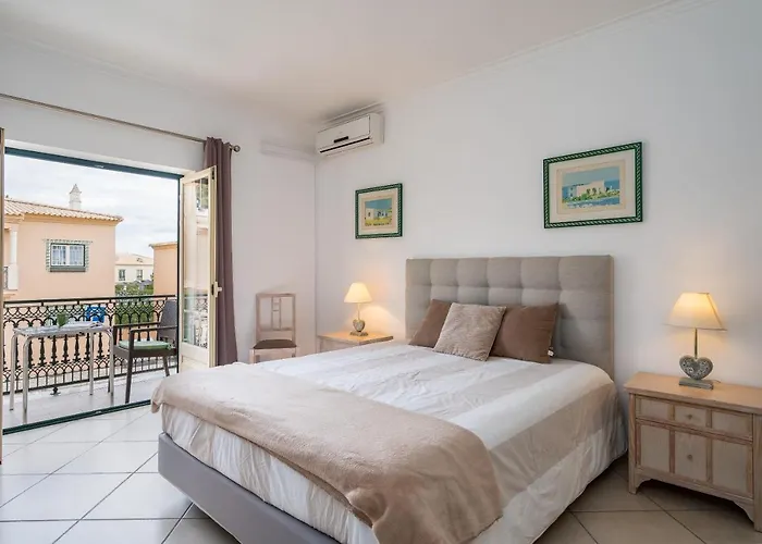 Pedra Dos Bicos By Intiholidays アルブフェイラ